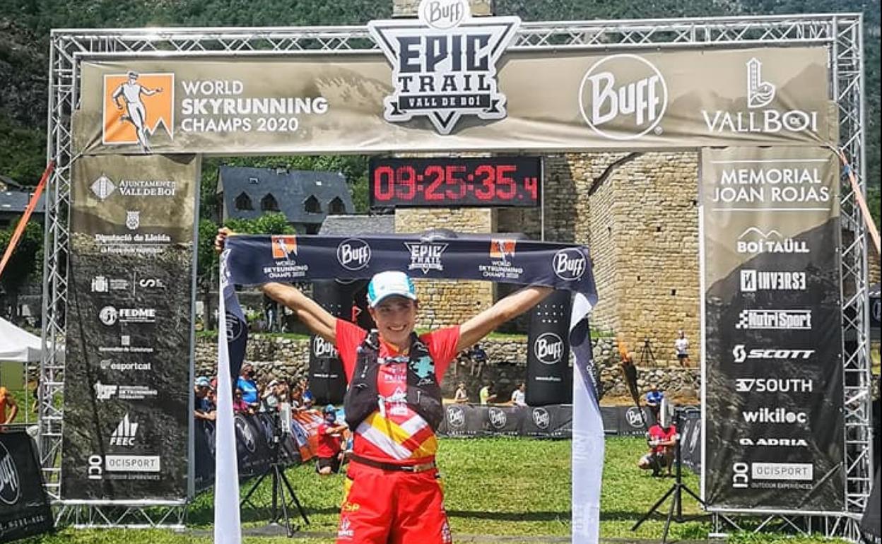 Maiora sostiene la cinta de meta en el campeonato del Mundo celebrado en Vall de Boí. 