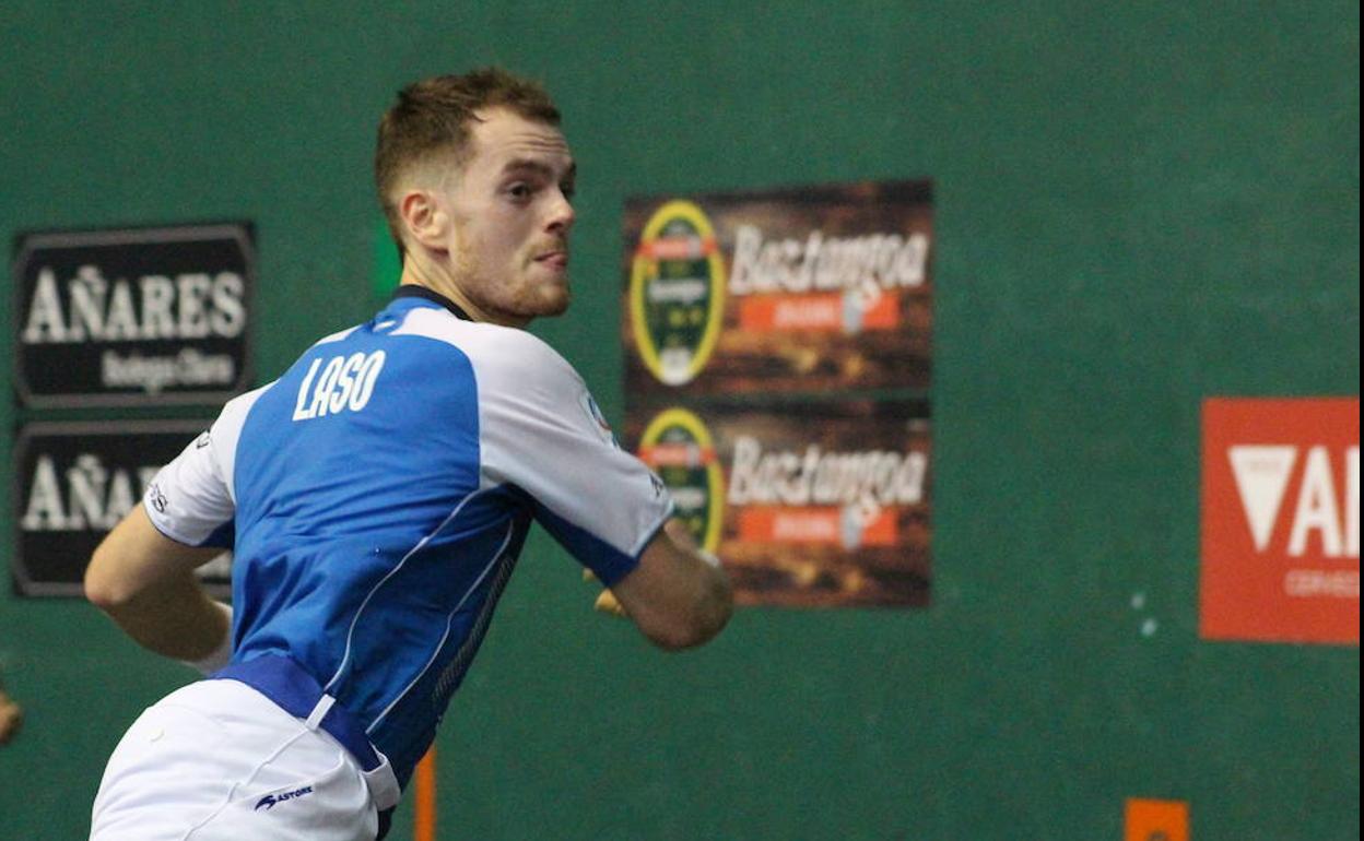 Unai Laso ejecuta un saque. 