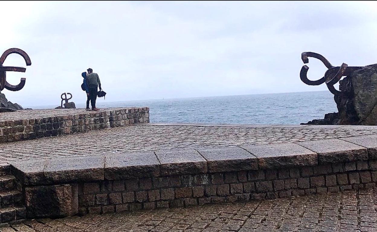 ¿Cómo ilustrar el optimismo? La imagen podría parecer de un banco de fotos del buen rollo... pero te la encuentras en un paseo hacia el Peine. 