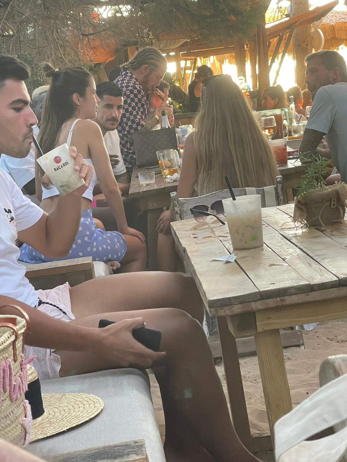 Imagen en la que Muniain se enciende un puro durante una comida en Ibiza.