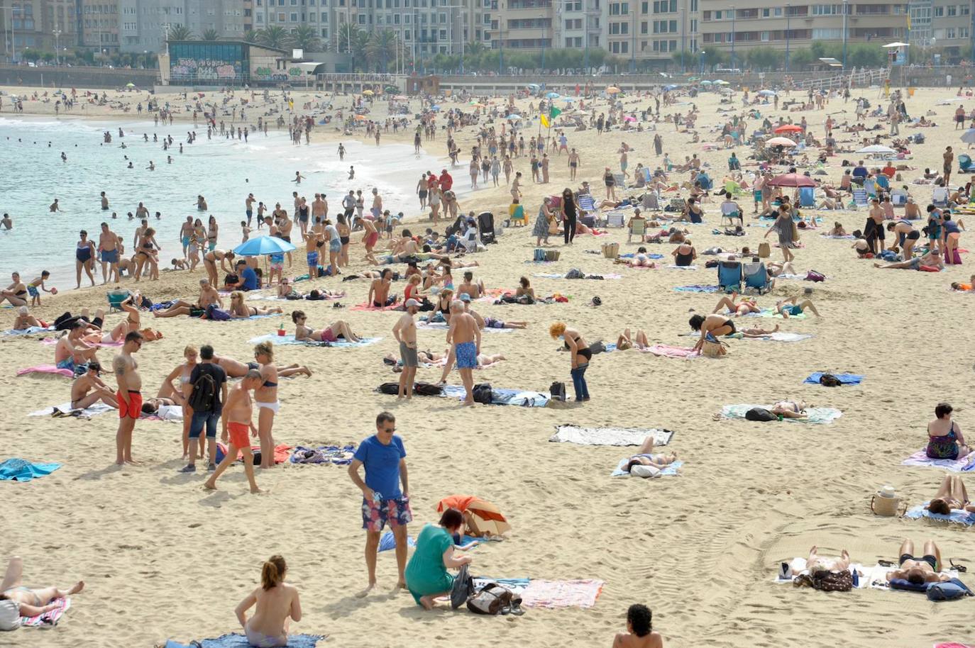 Fotos: Los guipuzcoanos se lanzan a las playas con los primeros rayos de sol