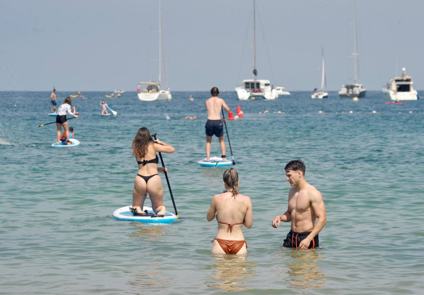 Fotos: Los guipuzcoanos se lanzan a las playas con los primeros rayos de sol