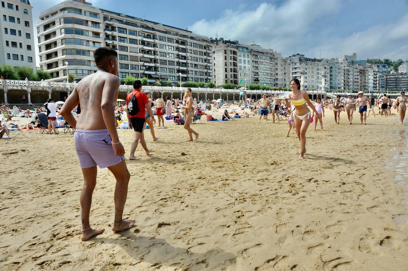 Fotos: Los guipuzcoanos se lanzan a las playas con los primeros rayos de sol