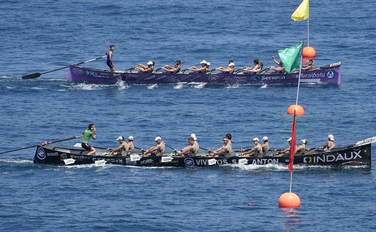 La foto 'finish' de la llegada de los botes de Getaria y San Pedro en su llegada a la línea de meta en las aguas de Zumaia. 