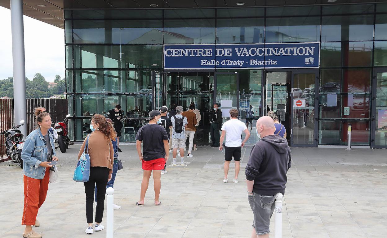 Cola esta semana a la entrada de la sala de exposiciones Iraty, en Biarritz, el mayor vacunódromo de Iparralde.