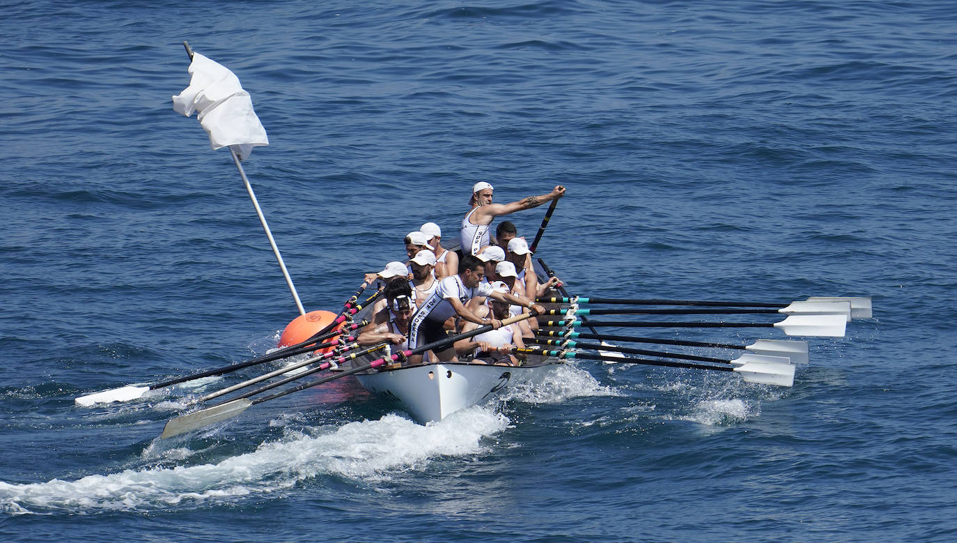 Los remeros de Getaria celebran la victoria en aguas de Zumaia. 