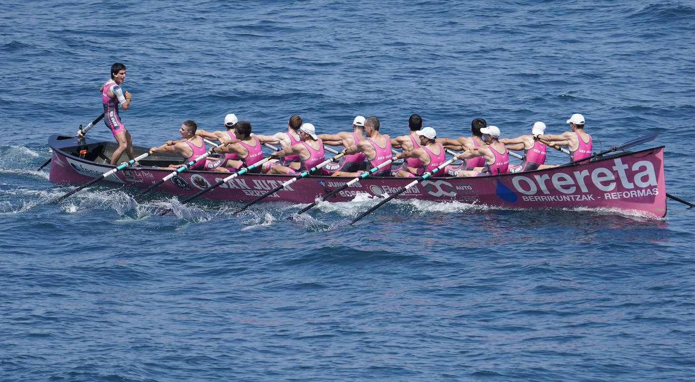 Los remeros de Getaria celebran la victoria en aguas de Zumaia. 