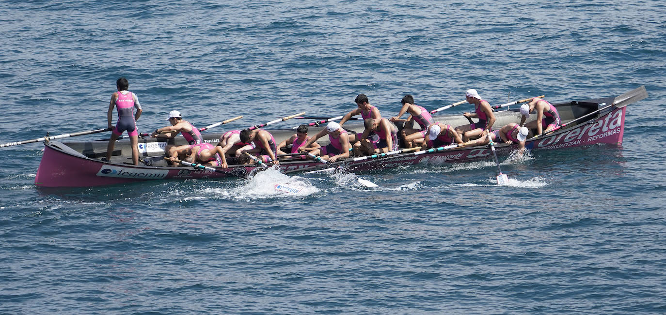 Los remeros de Getaria celebran la victoria en aguas de Zumaia. 
