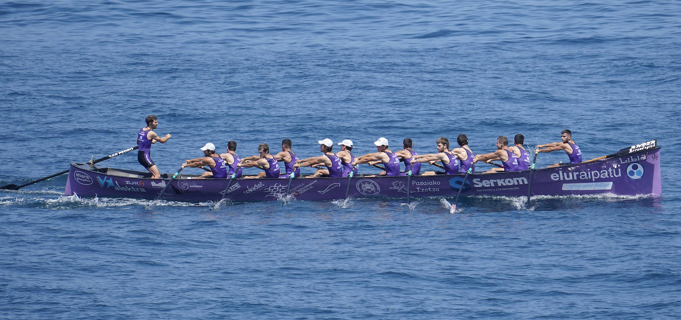 Los remeros de Getaria celebran la victoria en aguas de Zumaia. 