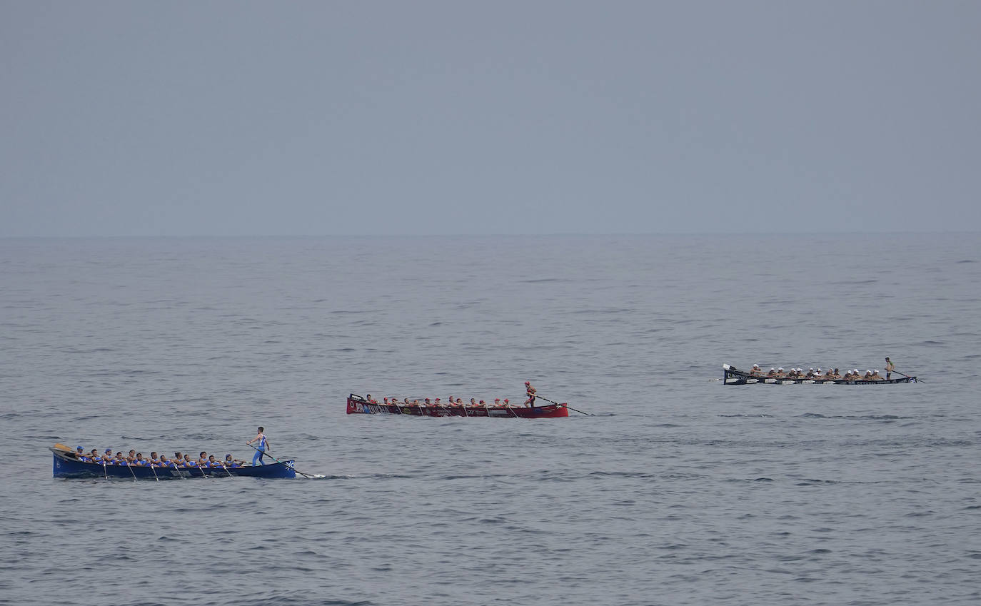 Los remeros de Getaria celebran la victoria en aguas de Zumaia. 