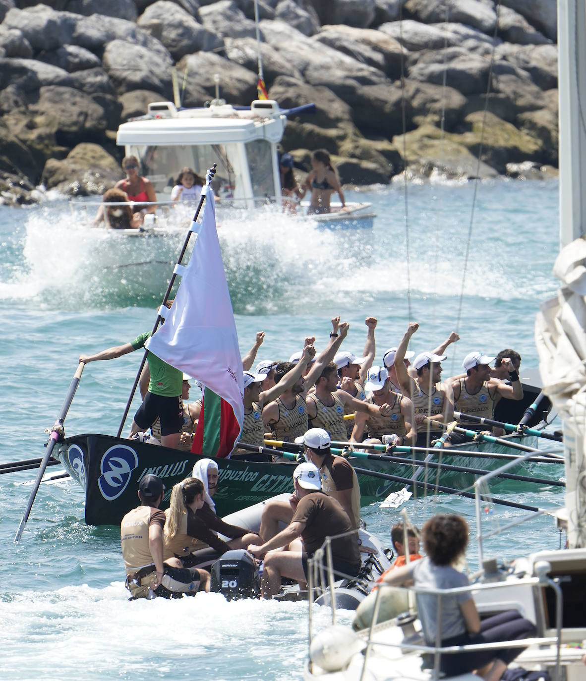 Los remeros de Getaria celebran la victoria en aguas de Zumaia. 