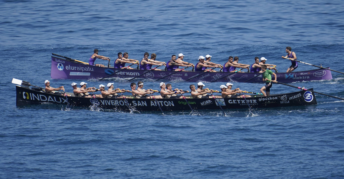 Los remeros de Getaria celebran la victoria en aguas de Zumaia. 