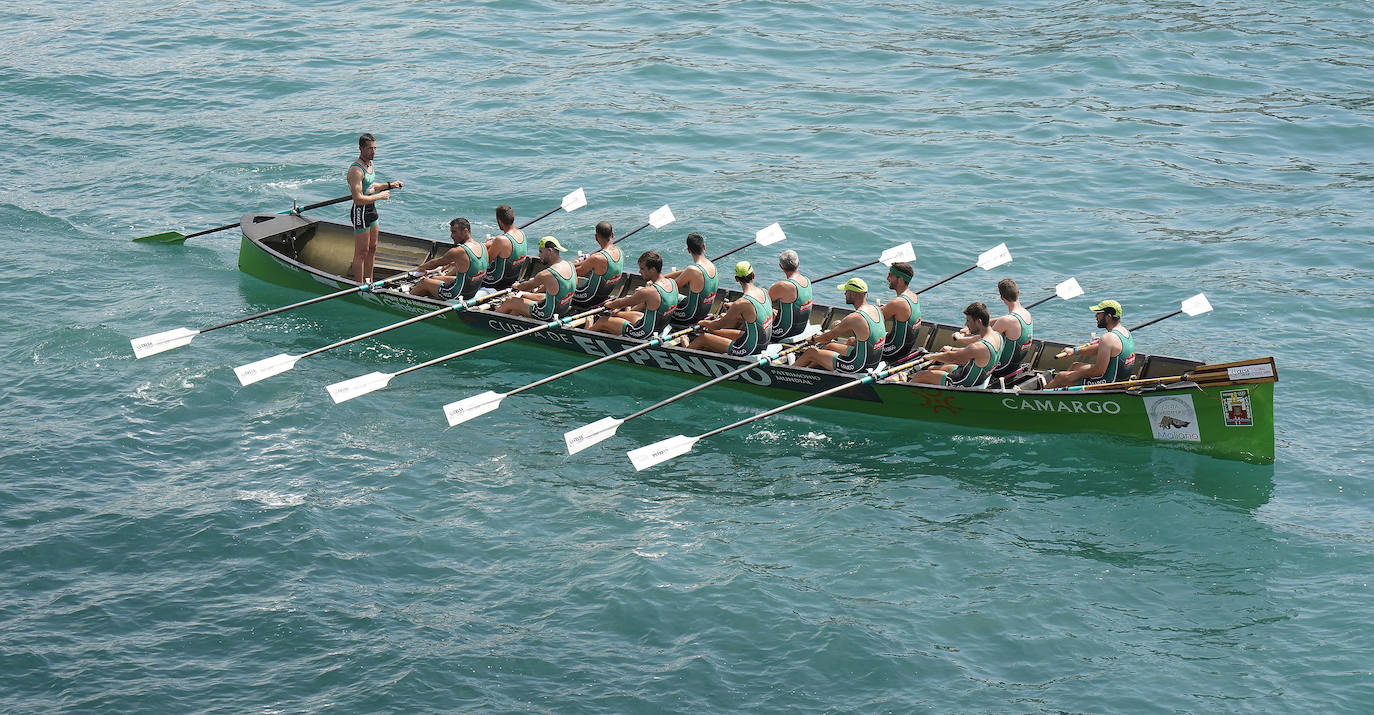 Los remeros de Getaria celebran la victoria en aguas de Zumaia. 