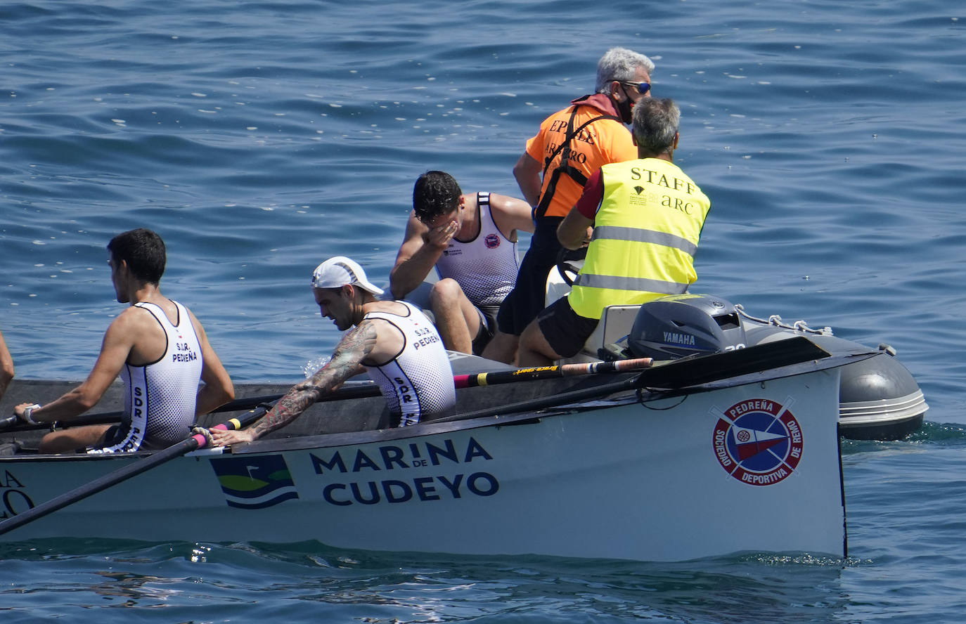 Los remeros de Getaria celebran la victoria en aguas de Zumaia. 