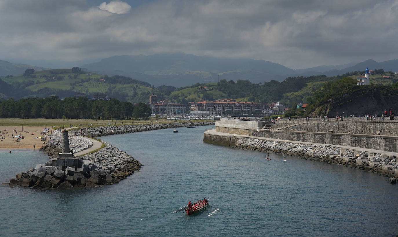 Los remeros de Getaria celebran la victoria en aguas de Zumaia. 