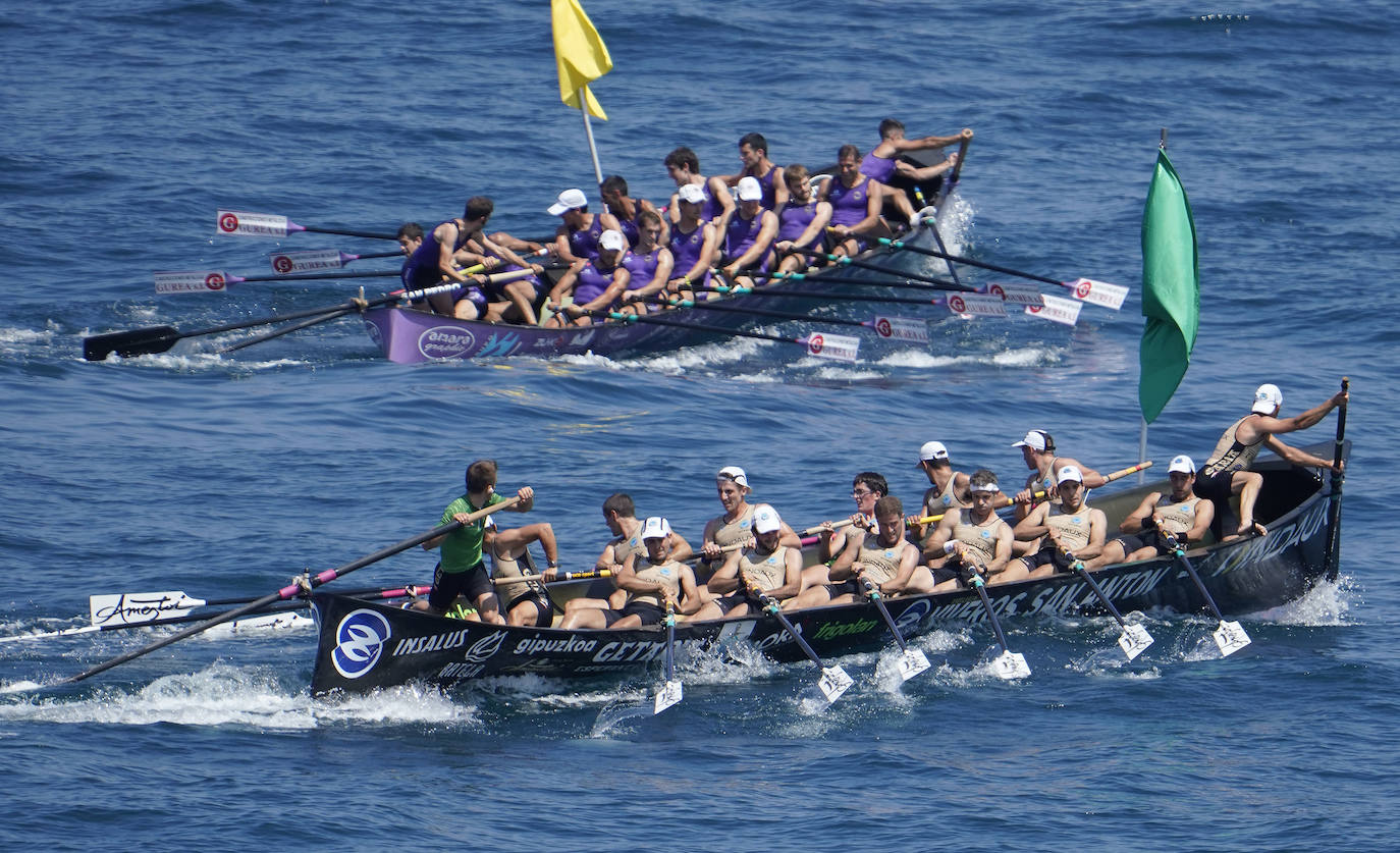 Los remeros de Getaria celebran la victoria en aguas de Zumaia. 