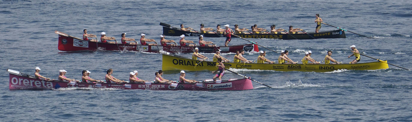 Los remeros de Getaria celebran la victoria en aguas de Zumaia. 