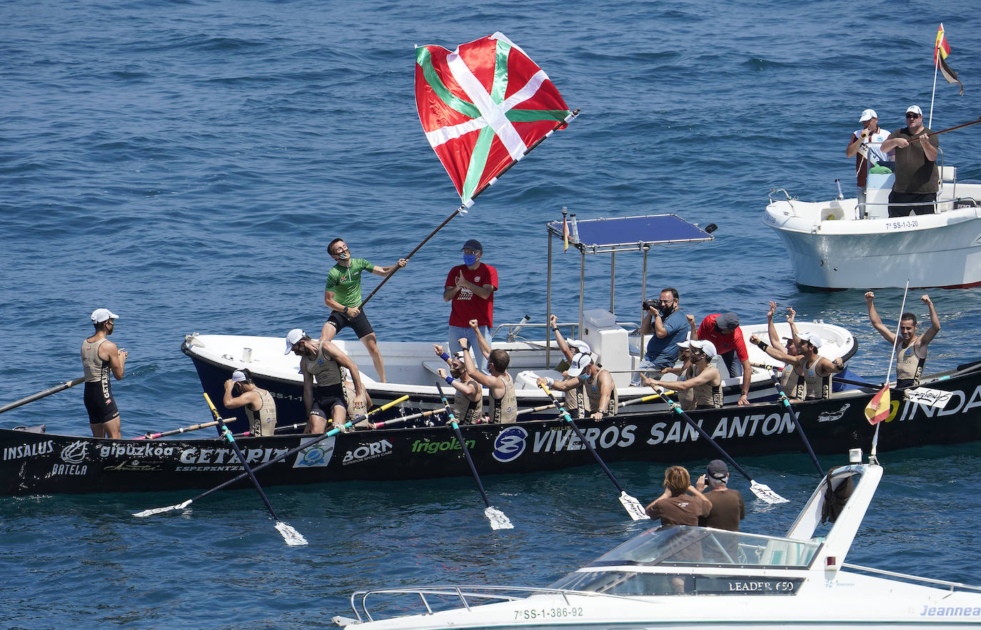 Los remeros de Getaria celebran la victoria en aguas de Zumaia. 