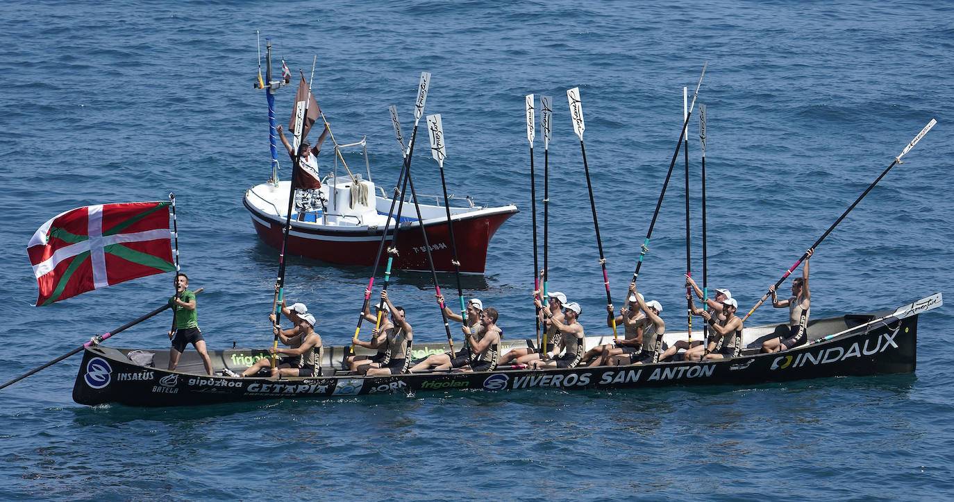 Los remeros de Getaria celebran la victoria en aguas de Zumaia. 