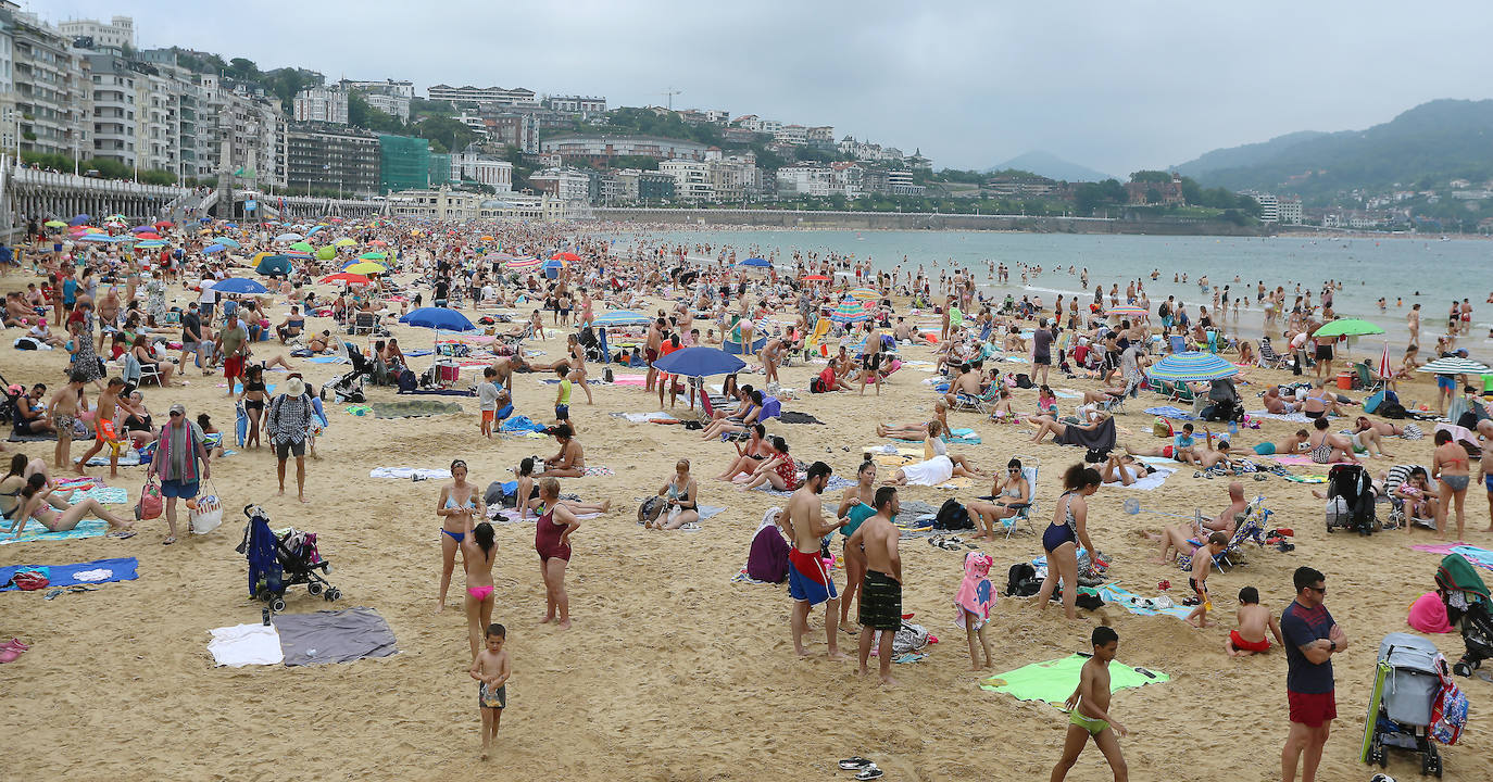 Fotos: Un domingo caluroso y a remojo