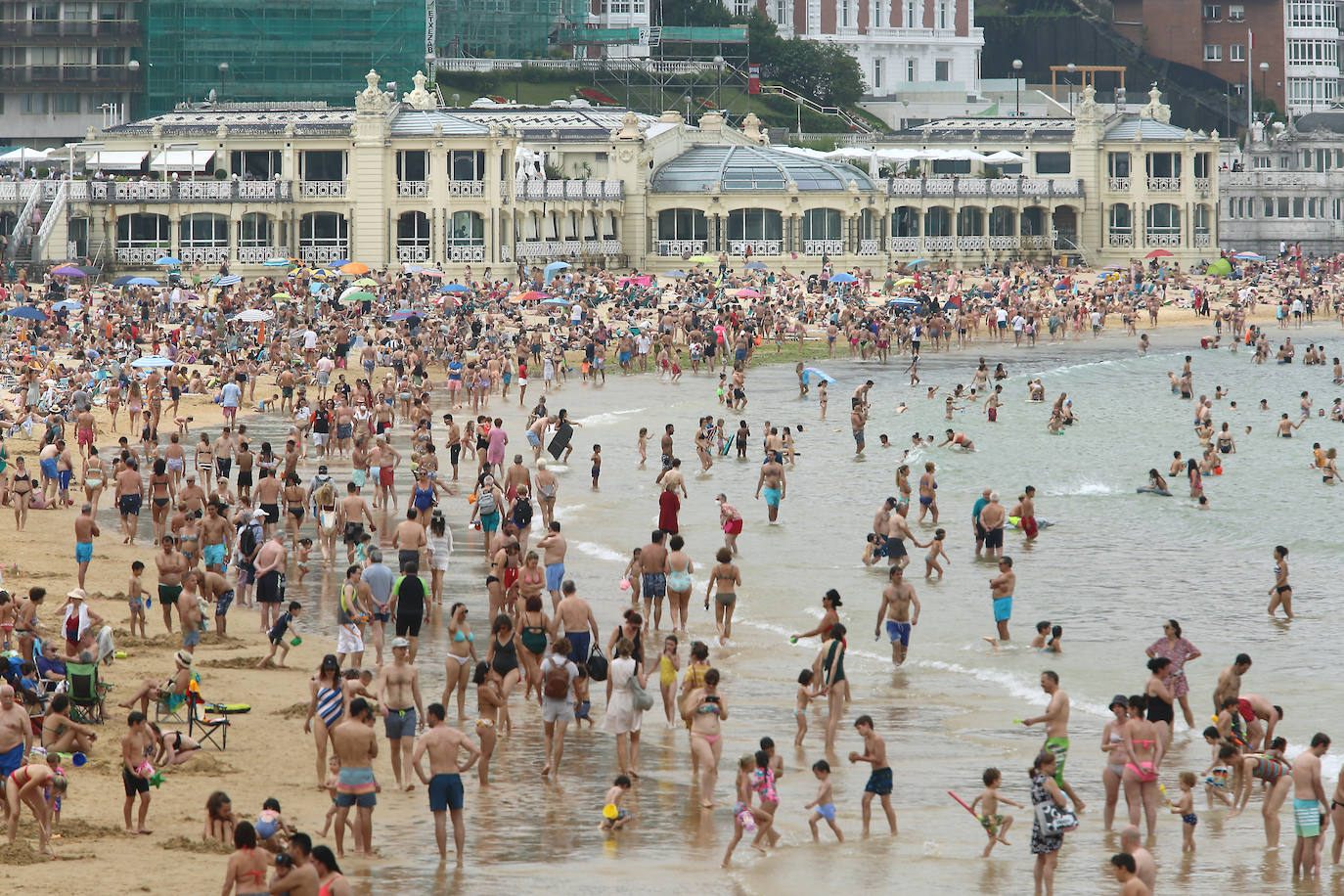 Fotos: Un domingo caluroso y a remojo