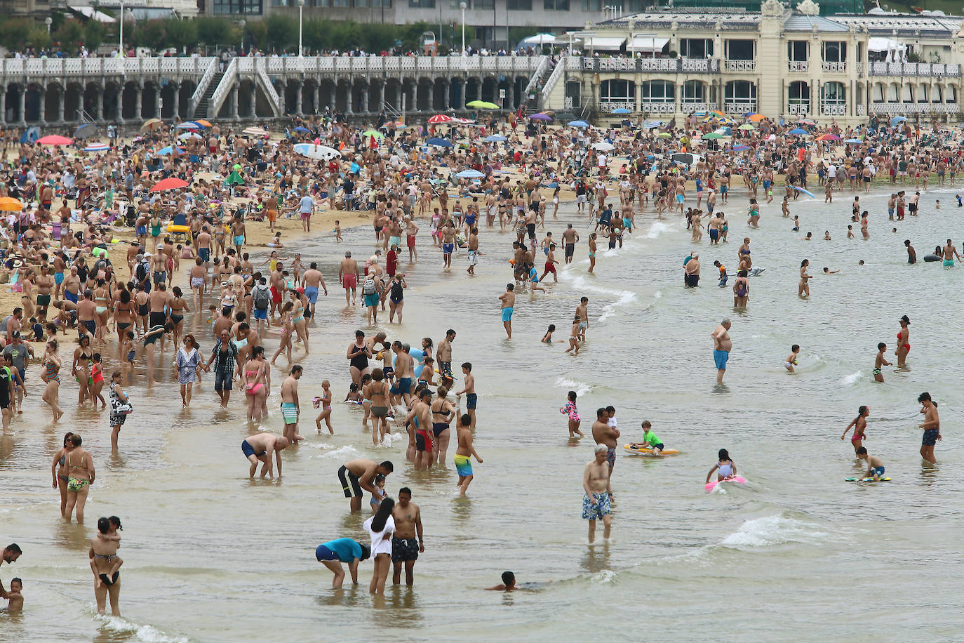 Fotos: Un domingo caluroso y a remojo