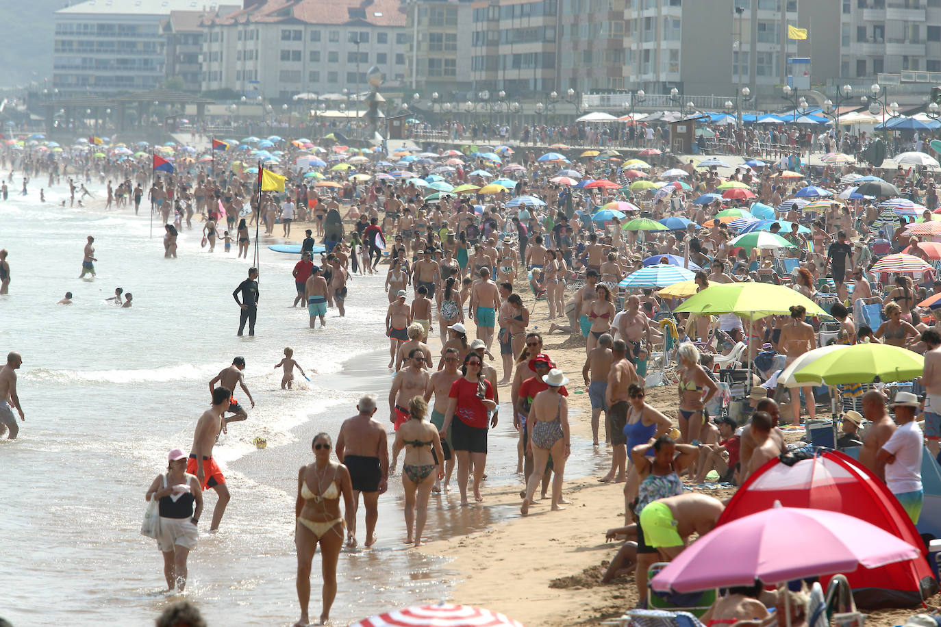 Fotos: Un domingo caluroso y a remojo