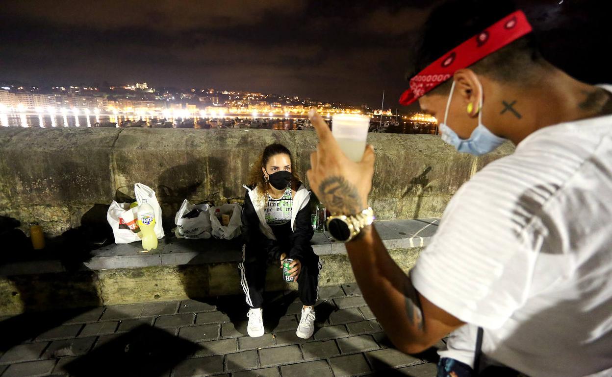 En el muelle. Zona habitual del botellón, el viernes hubo menos presencia de grupos de amigos bebiendo 