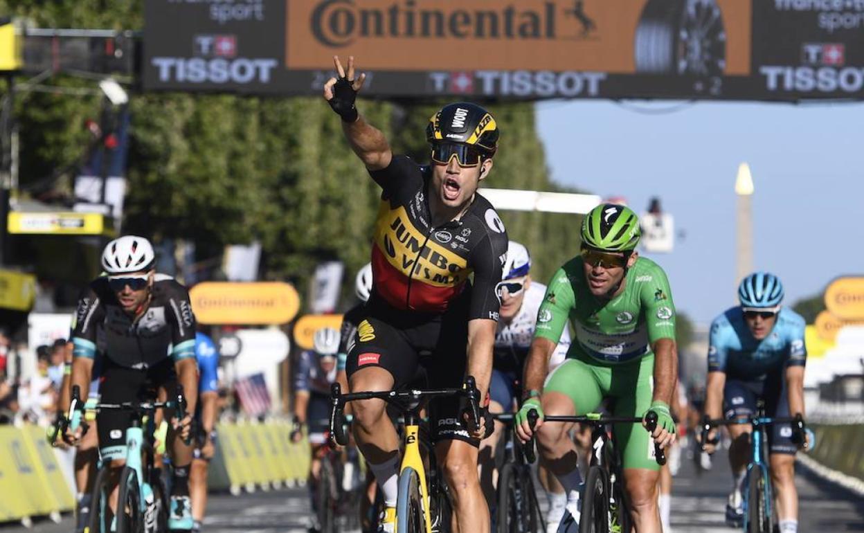 Van Aert gana en la meta de los Campos Elíseos, mientras Cavendish se lamenta. A la derecha, Alex Aranburu, que fue octavo.