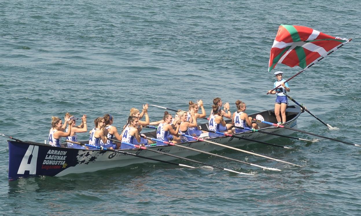 Las remeras de Donostia Arraun Lagunak celebran la victoria en aguas de Getxo. 