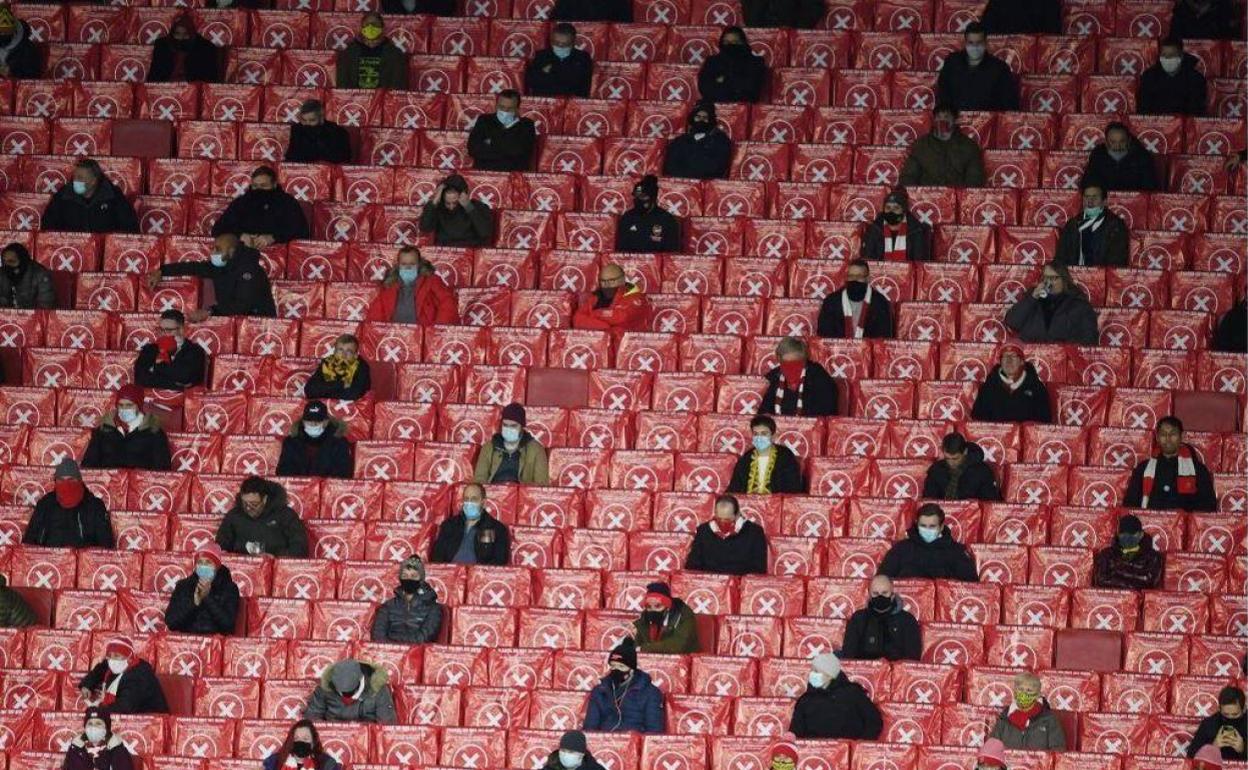 Imagen de un partido de la Europa League entre el Arasenal y el Rapid de Viena, el pasado 3 de diciembre, bajo un protocolo similar al que se seguirá en Anoeta.