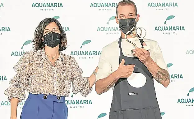 Arancha Apesteguia, directora de marketing de Aquanaria, con Mateus Mendes. 