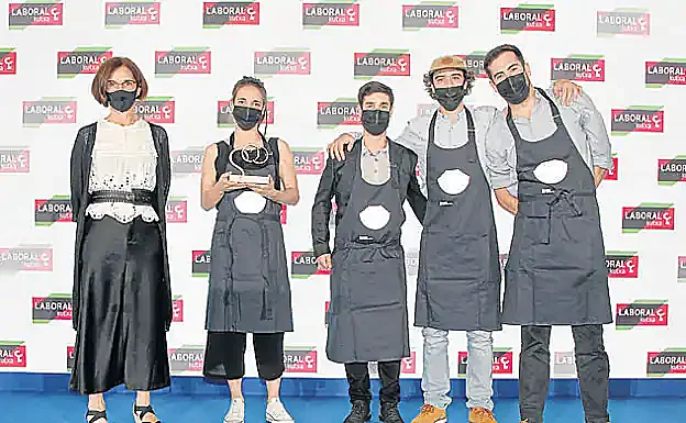 Amaia Emparan, directora de zona de Donostialdea de Laboral Kutxa, con los ganadores.