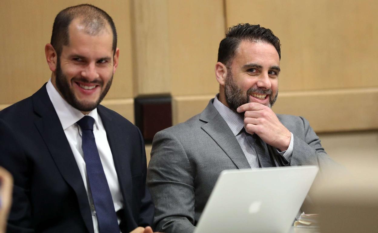 Pablo Ibar, junto a su abogado, Joe Nascimento.