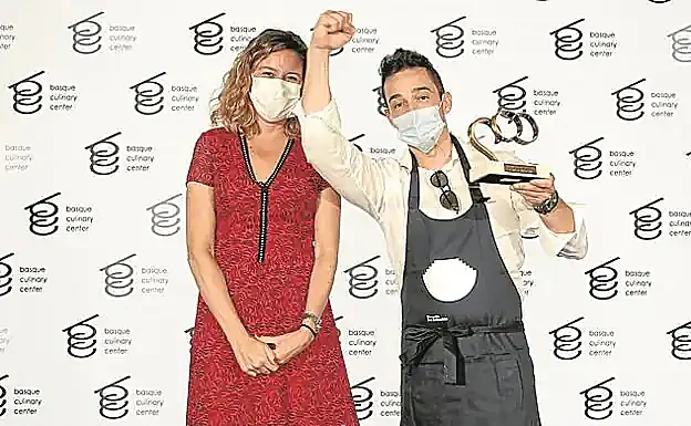 Idoia Calleja, en representación de Basque Culinary Center, entregó el premio a Javi Izquierdo.