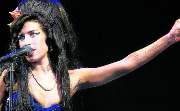 Actuación de Amy Winehouse en Copenhague en 2008, en una época en la que aún podía mantenerse durante un concierto entero.