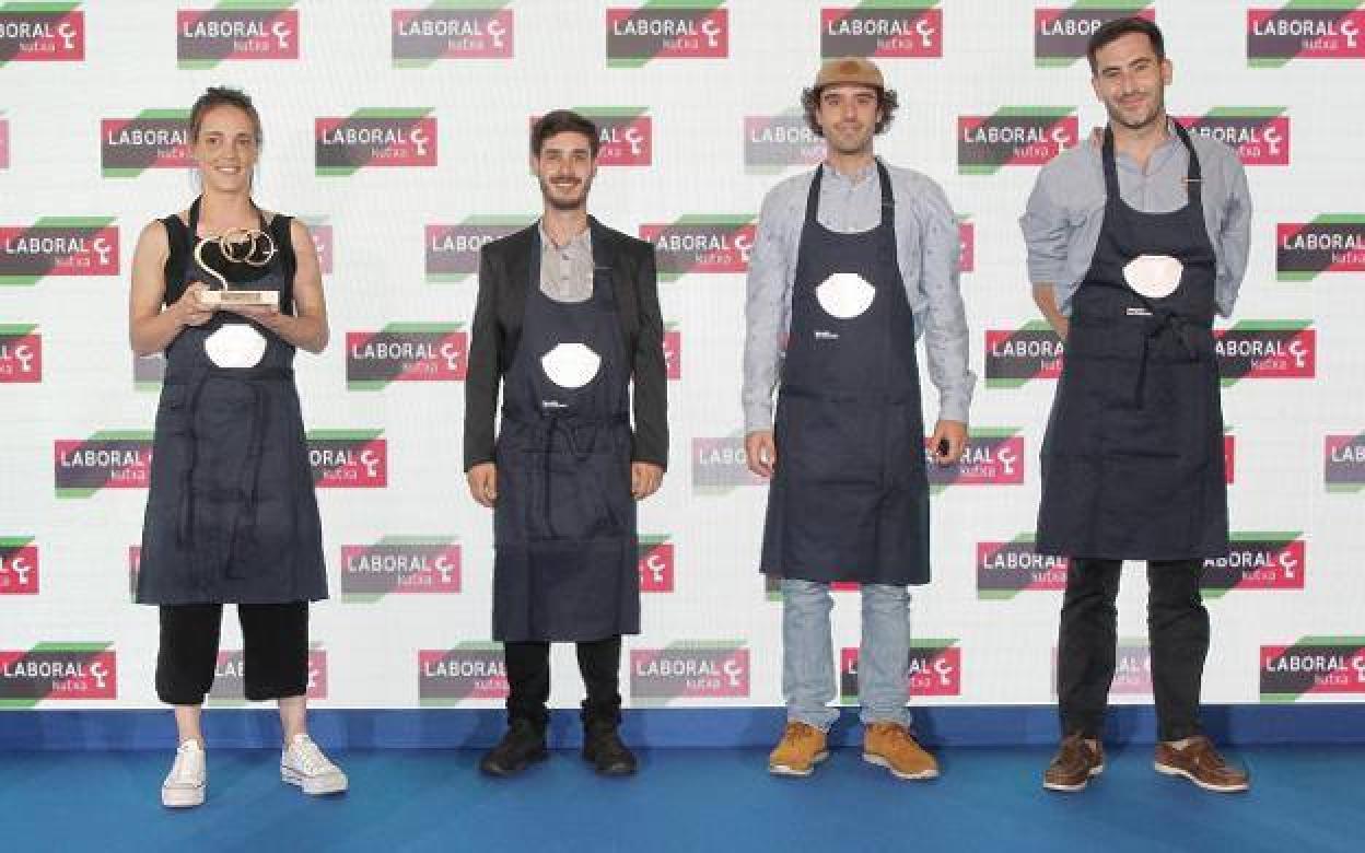 Ana Puy, Iñigo Ibáñez, Borja Olano y Carlos Artaza del bar Kapadokia, premio Emprendedor. 