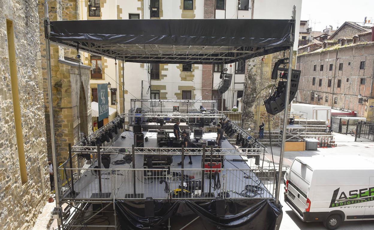 Los operarios ultiman los detalles del escenario de la Plaza de la Trinidad.