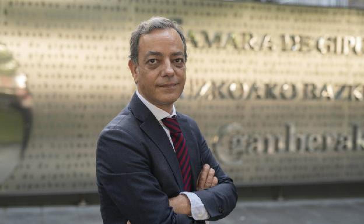 Cerqueiro, frente a la cámara de comercio de Gipuzkoa, agradece el apoyo recibido por la entidad. 