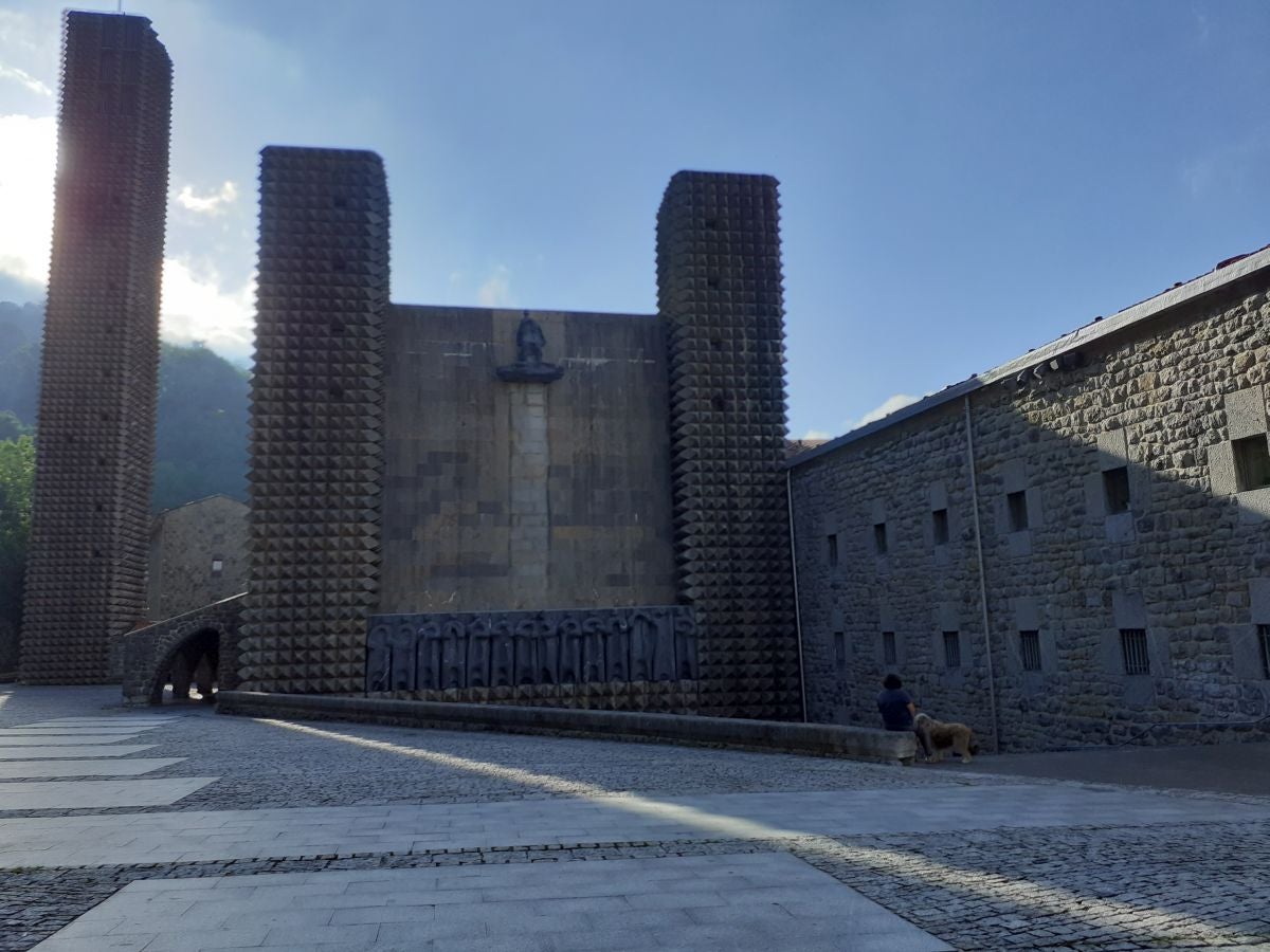 Gorgomendi , la cima más popular de la sierra de Aloña ofrece una magníficas vistas del Alto Deba y los montes que le rodean