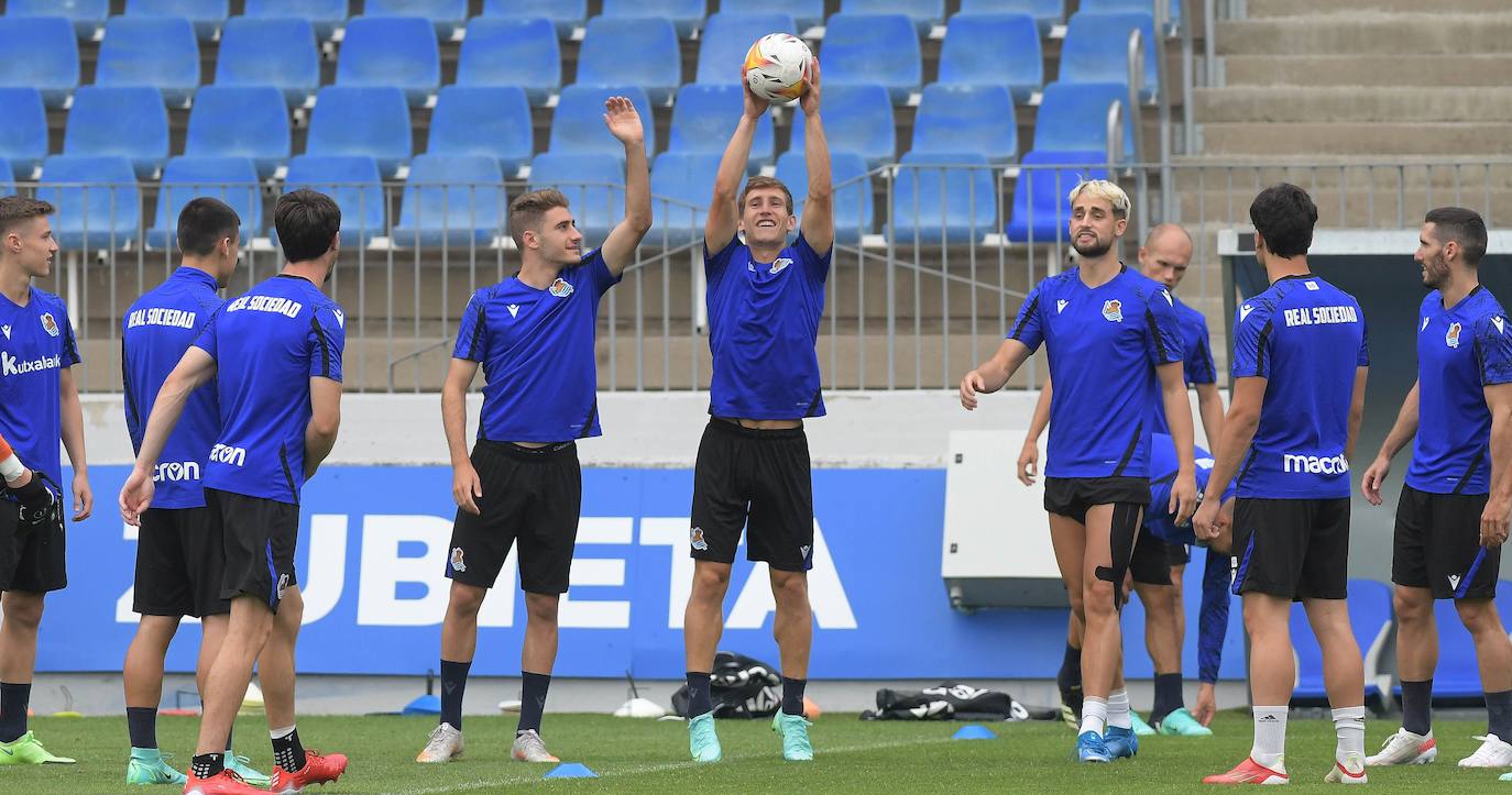 El conjunto txuri-urdin ha realizado hoy el último entrenamiento antes del segundo partido de la pretemporada que le enfrentará al equipo babazorro. 