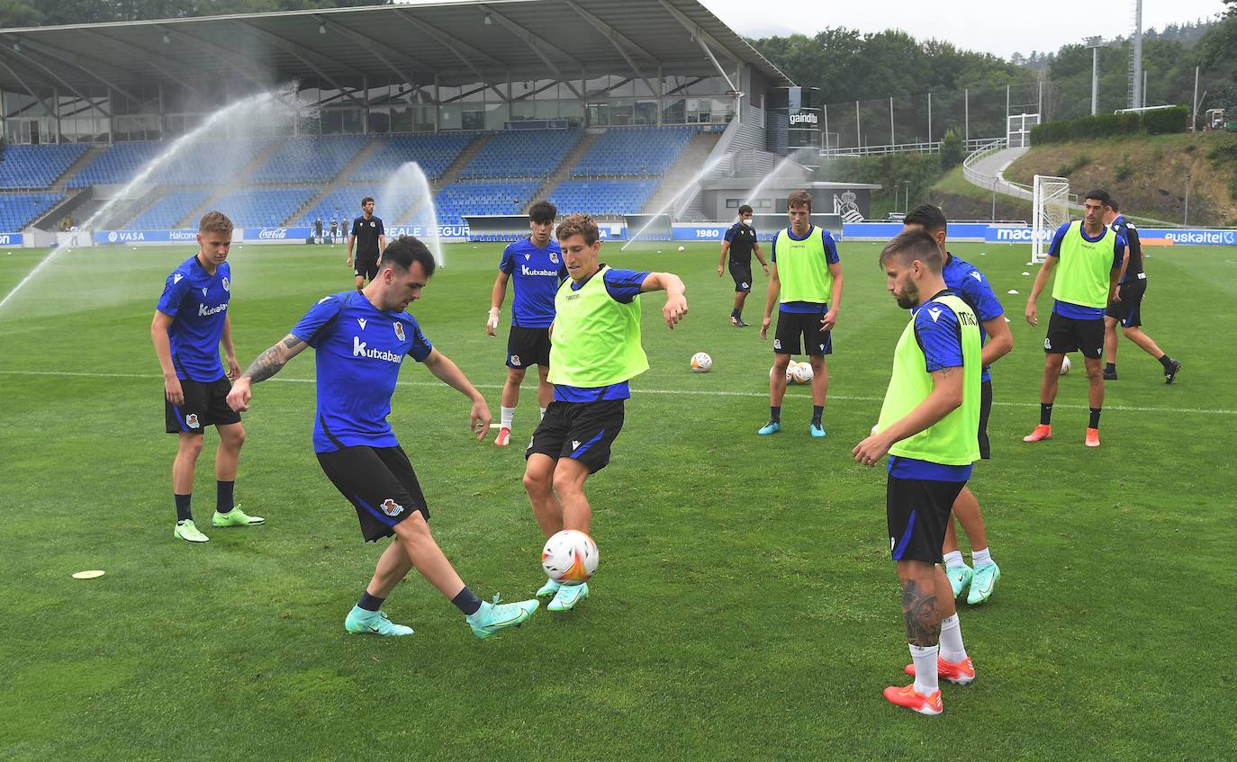 El conjunto txuri-urdin ha realizado hoy el último entrenamiento antes del segundo partido de la pretemporada que le enfrentará al equipo babazorro. 