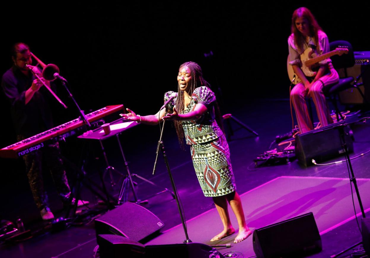 Buika ofreció un variado repertorio en su concierto de ayer en el Kursaal. 