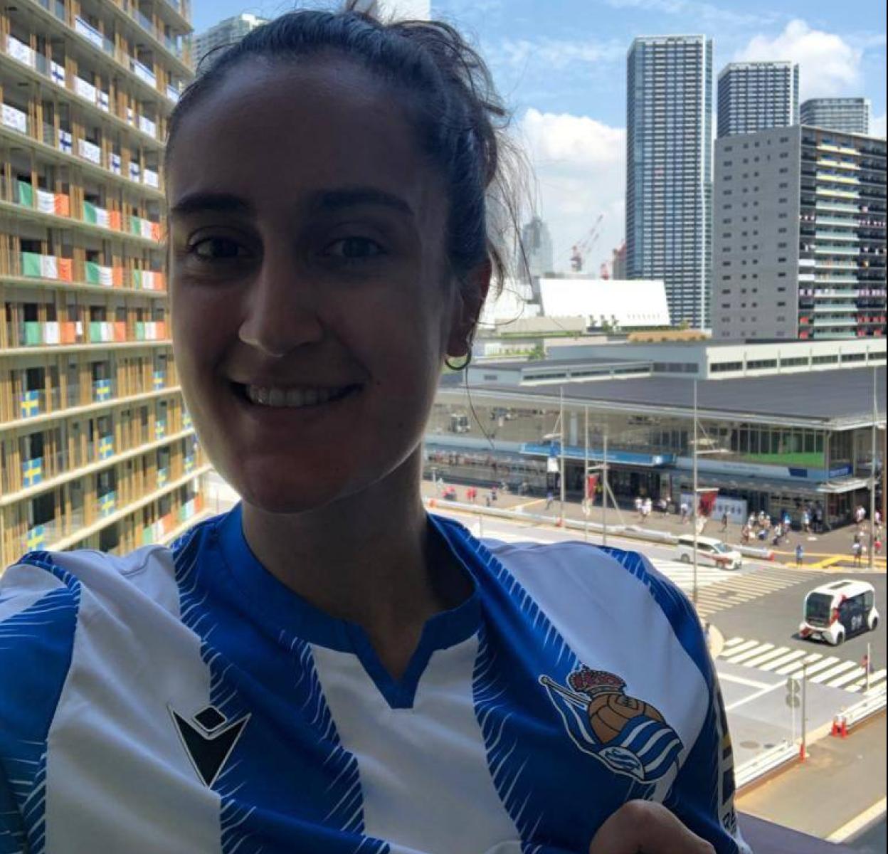 Foto de Clara Azurmendi presumiendo de camiseta en Twitter.