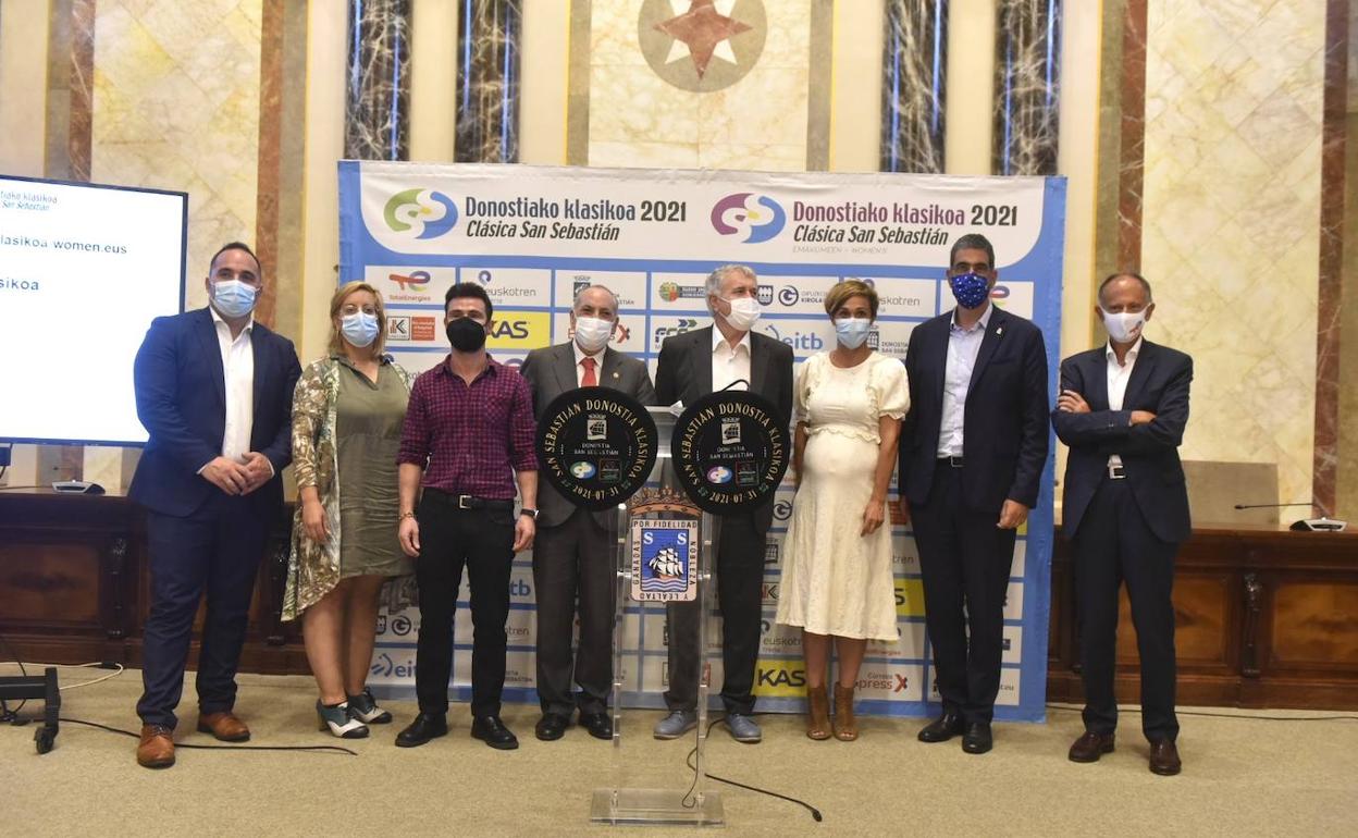 Organizadores y patrocinadores, este viernes en la presentación de la carrera. 