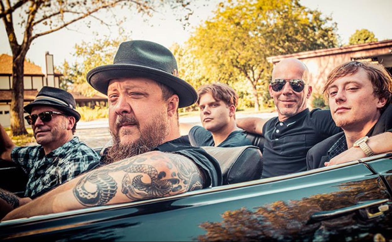 Josh Hoyer, acompañado por los integrantes de su banda. J