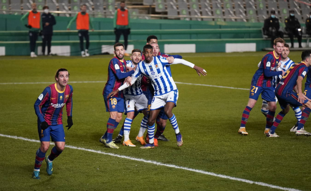 Isak trata de rematar durante la semifinal de la Supercopa de España ante el Barcelona 