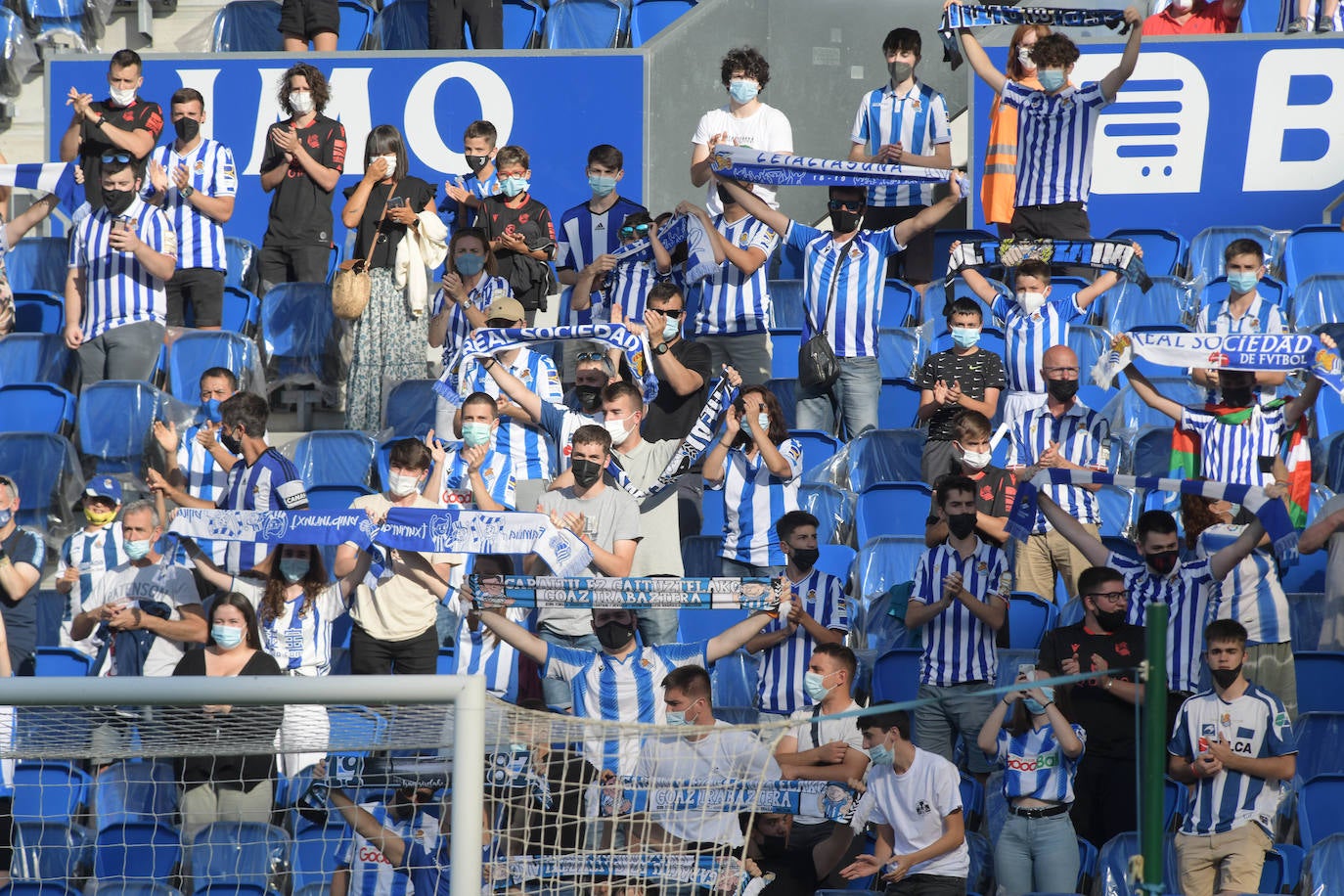 La afición de la Real Sociedad vuelve al estadio después de un largo periodo de tiempo
