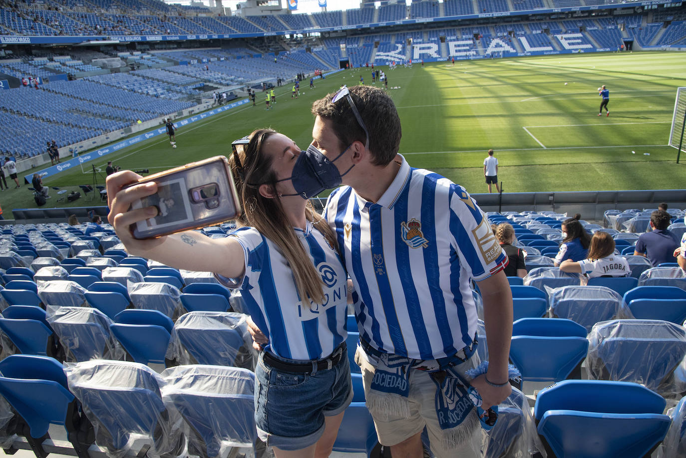 La afición de la Real Sociedad vuelve al estadio después de un largo periodo de tiempo