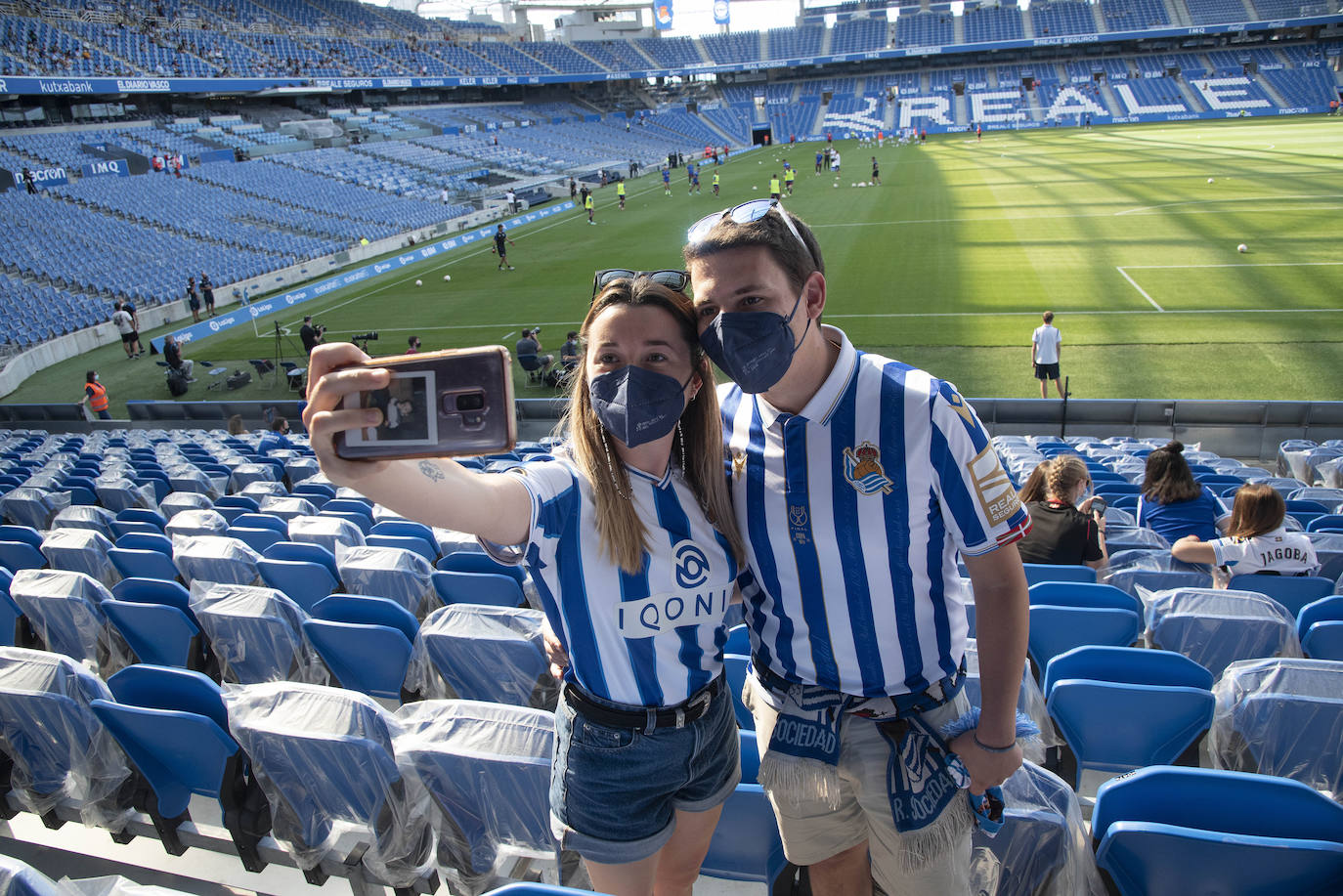La afición de la Real Sociedad vuelve al estadio después de un largo periodo de tiempo